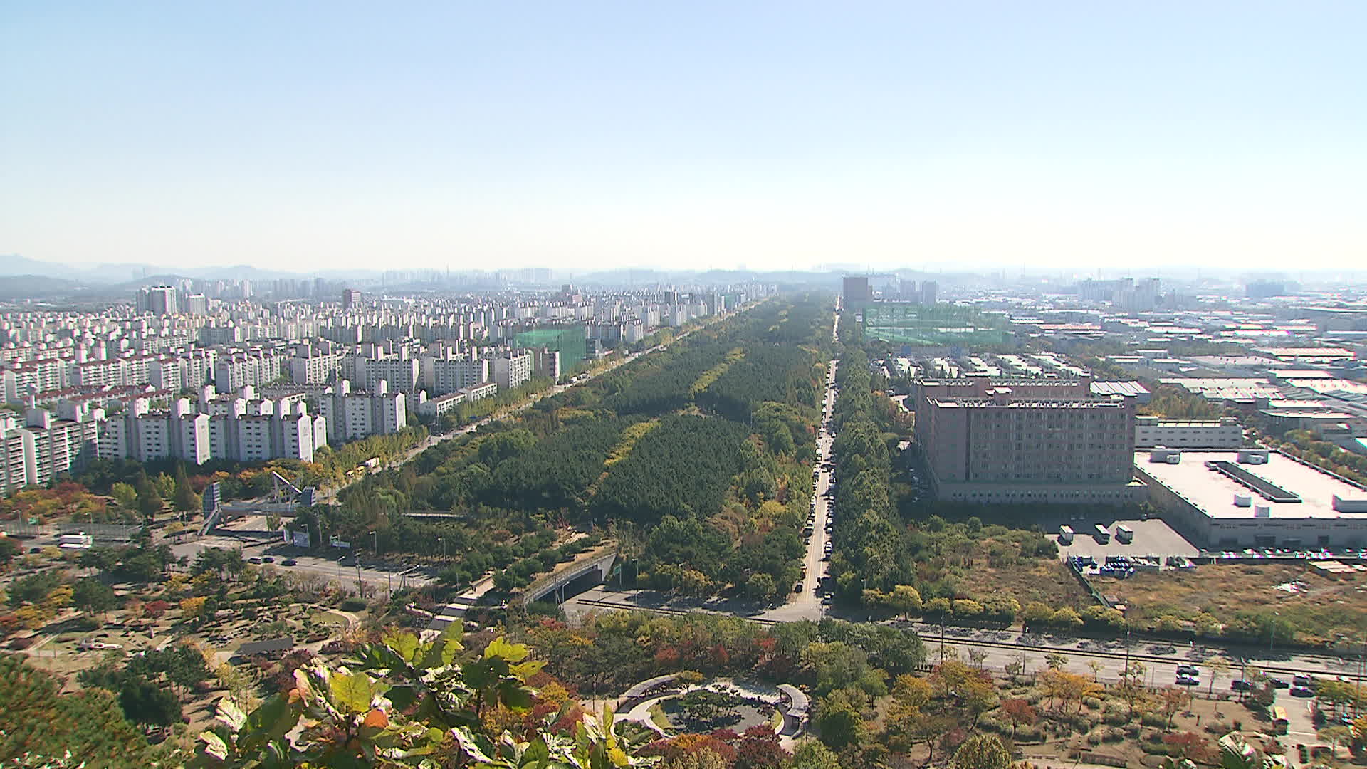 경기도 시흥시 시화 산업 단지. 산업 단지(우)와 주거 지역(좌) 사이에 차단 숲이 조성돼 있다.