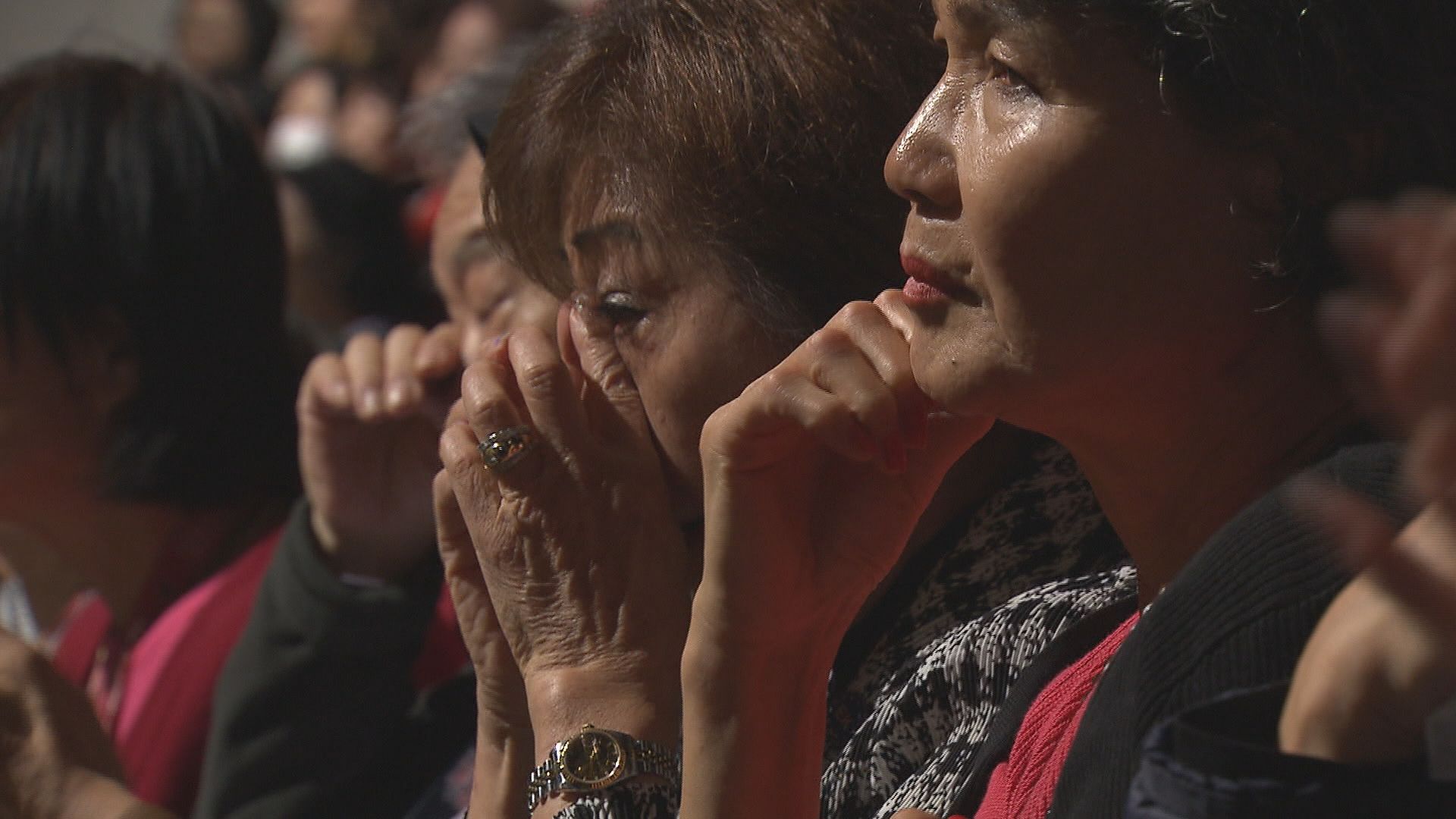 KBS 가요무대 방청 중 패티김의 ‘이별’을 들으며 눈물을 훔치는 파독 노동자.