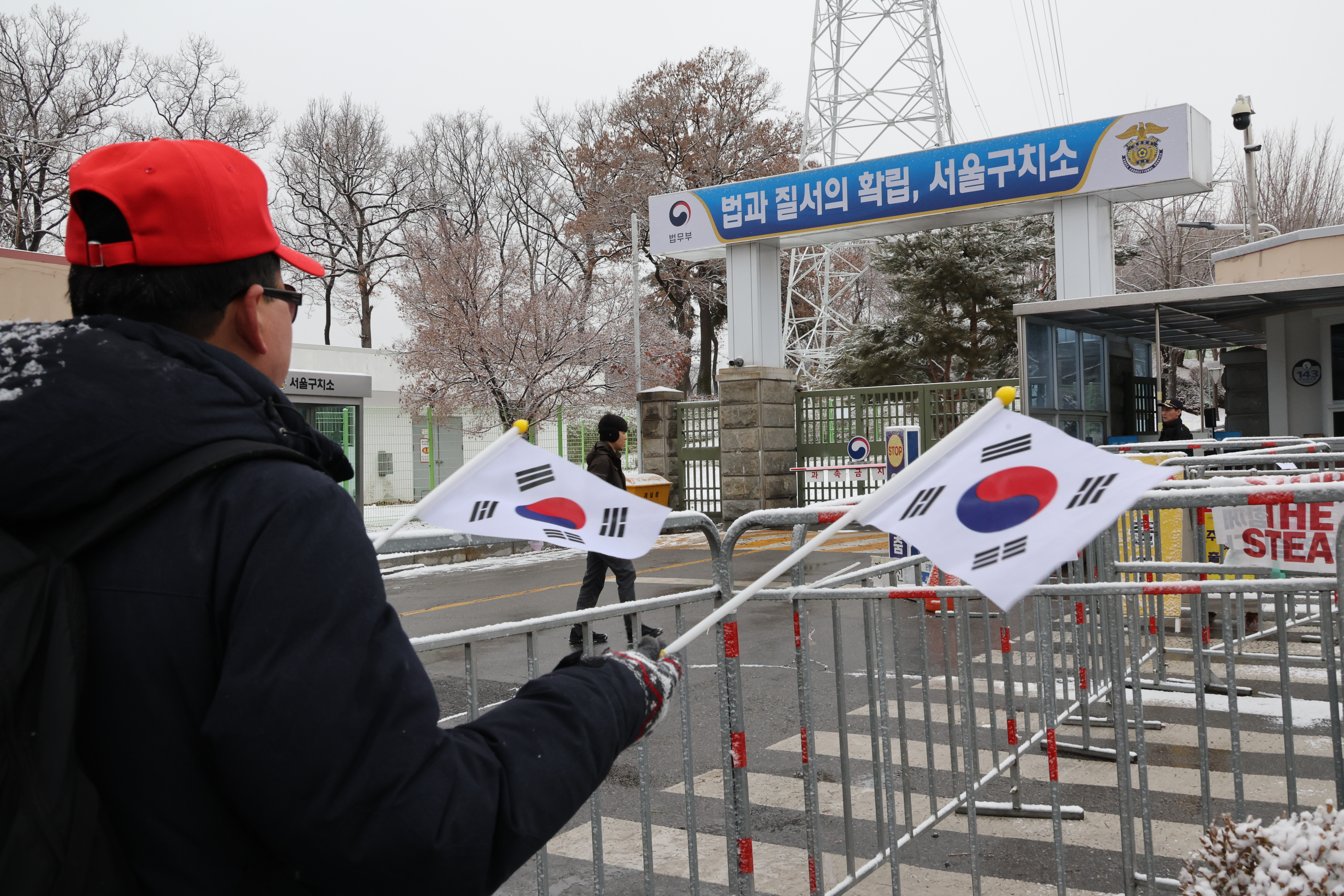 27일 오전 경기도 의왕시 서울구치소 앞에서 윤석열 대통령 지지자가 구호를 외치고 있다.