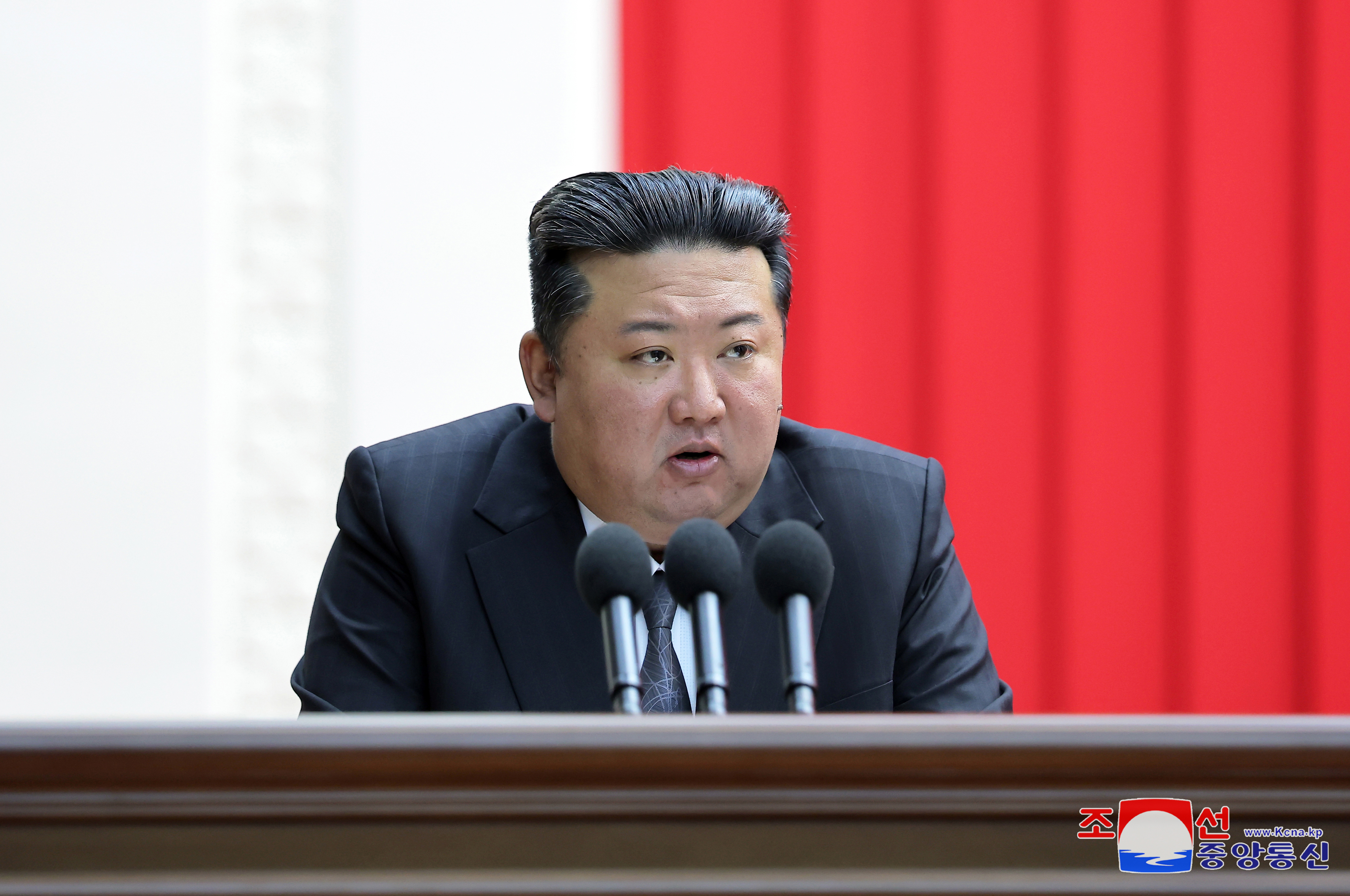 올해 1월 당 중앙위원회 비서국 확대회의에 참석해 간부들의 비위 행위를 질타한 김정은 위원장.