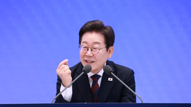 “일본에 좀 빨리 가려 했는데”…이 대통령이 밝힌 <br>대일 정책 접근법 기사 이미지