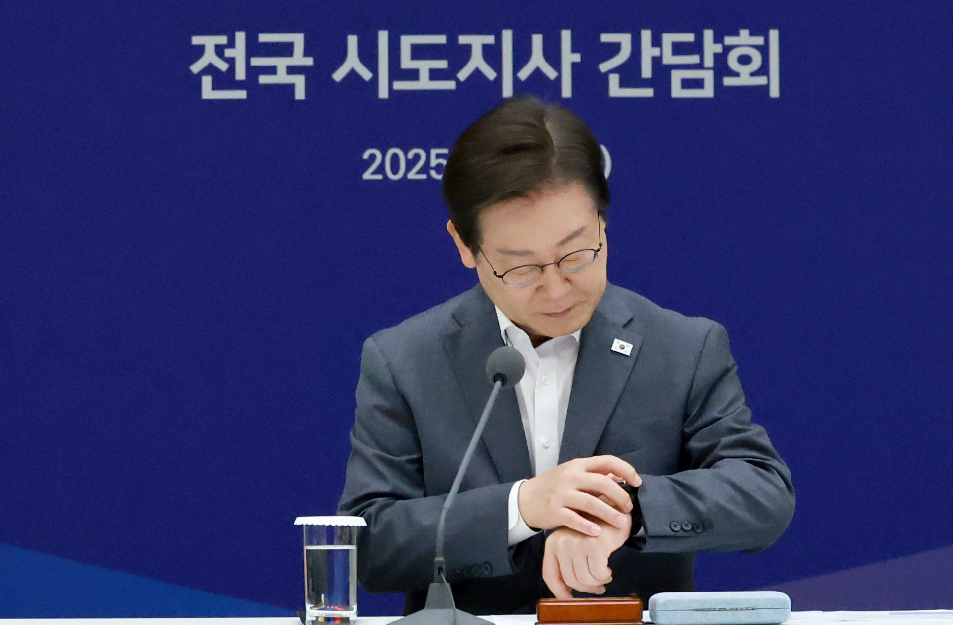 휴가 떠난 이 대통령…정상회담 대비·광복절 특사 고심도