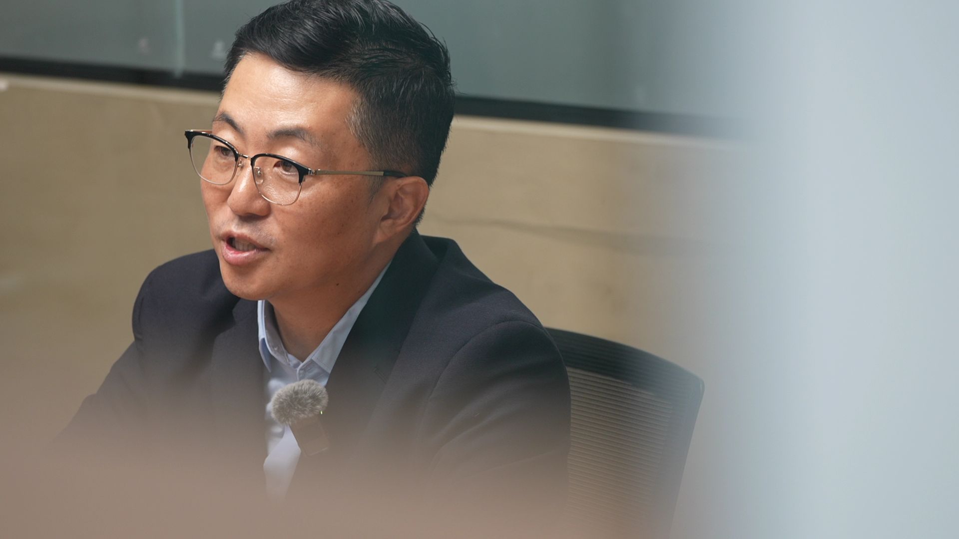 김예성 씨가 어제(11일) 베트남 호찌민 사무실에서 ‘집사 게이트 의혹’과 관련해 KBS와 인터뷰하고 있다.