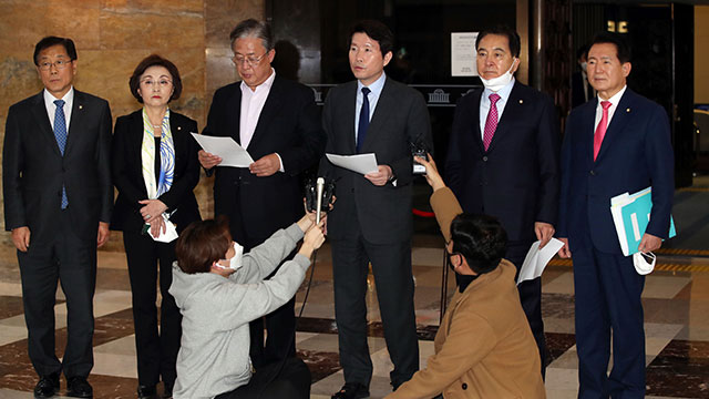 여야 3당 원내대표가 4일 선거구 획정안에 반대한다는 내용의 공동 입장문을 발표하고 있다