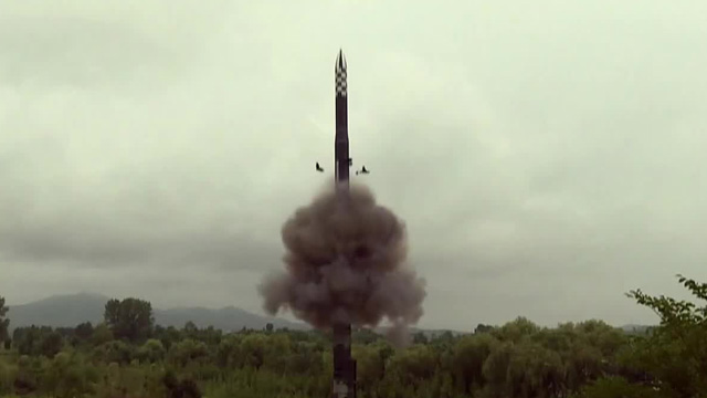 군 “북한, 신형 추정 ICBM<br> 고각 발사…강력 규탄”