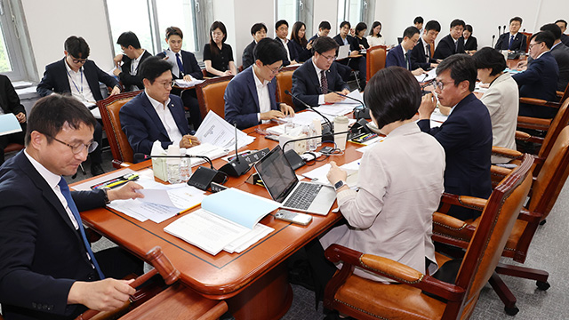 [속보] 추경안, 국회 예결소위 통과…<br>국민의힘 퇴장·민주당 단독 처리