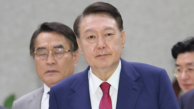 윤 전 대통령, 내란 특검 2차 조사 마치고 15시간 만에 귀가