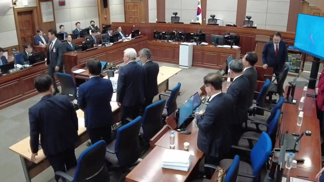 윤 전 대통령 구속적부심사 출석<br>…통일교·국정원 압수수색