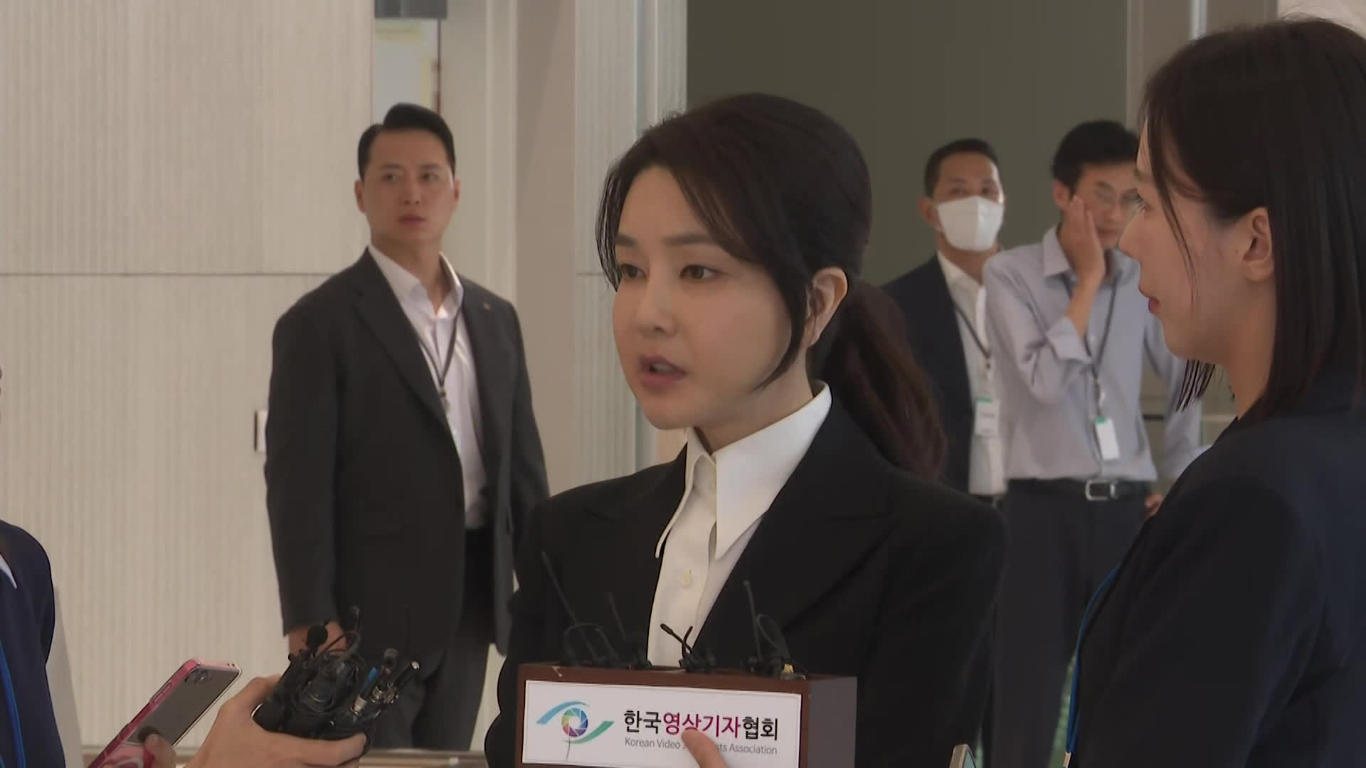 ‘증거인멸 우려’ 김건희 여사 구속…‘관저 공사’도 수사