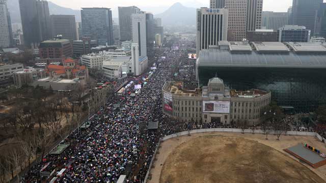 [속보] 3·1절 서울 도심 곳곳 탄핵 찬반 집회…<br>광화문역 한때 ‘무정차’