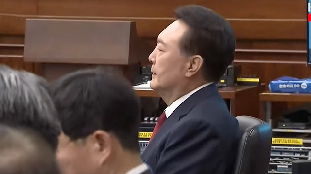 윤 전 대통령, 피고인석 앉은 모습 첫 언론 공개…“국민의 알권리 고려”