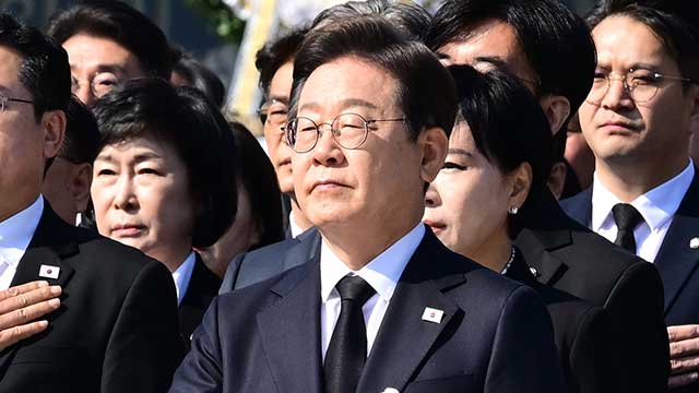 이재명, 첫 일정으로 현충원서 전 대통령 묘역 참배…박태준 묘역도