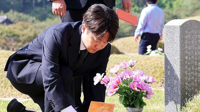 이준석, 5·18 묘지 참배…1027기 오월 영령 묘역에 손 편지
