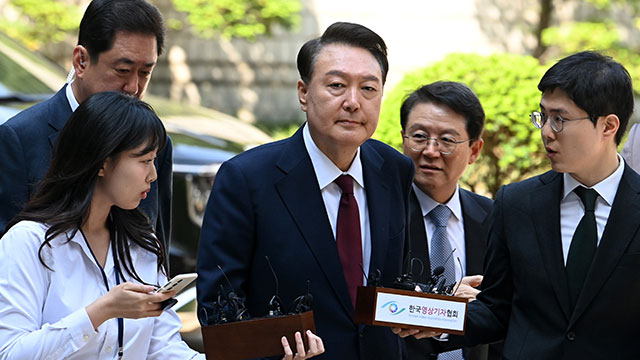 ‘첫 공개 출석’ 윤, 질문에 답변 없이 법정으로…경호원, 기자 팔 잡아끌기도