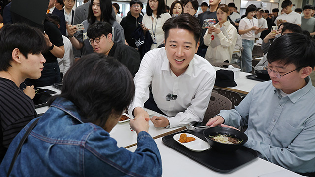 부산대 찾은 이준석 “이재명 ‘서울대 10개 만들기’ 거짓말…거국내각 구성할 것”