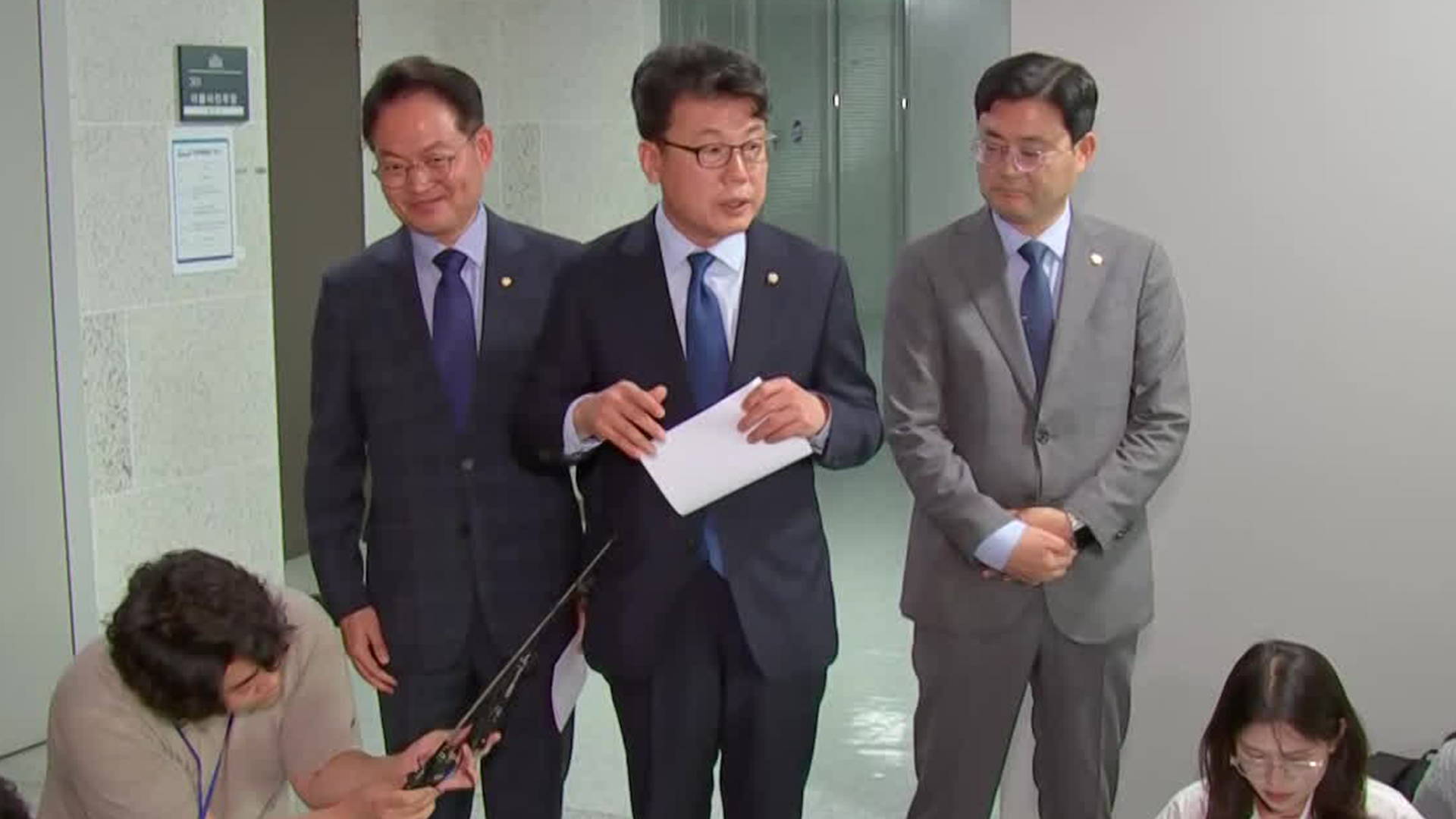 당정 “추경 통해 전 국민에 소비쿠폰…소상공인 부채 탕감”