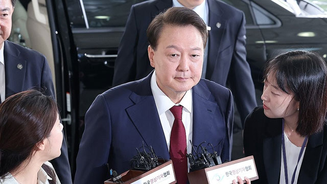 [속보] 윤 전 대통령 서울고검 청사 도착…내란 특검 2차 조사 출석