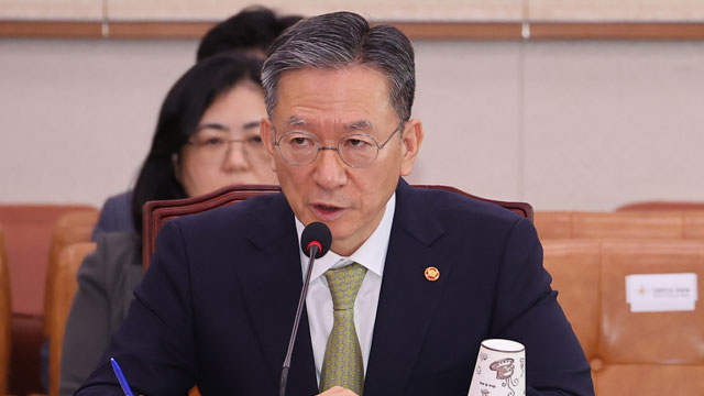 영장 집행하자 수의 벗은 尹…야당서도 “적절치 않아”