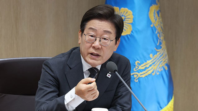 이 대통령 “가짜뉴스 뿌리는 유튜버 대책 검토…제일 좋은 건 ‘징벌 배상’”