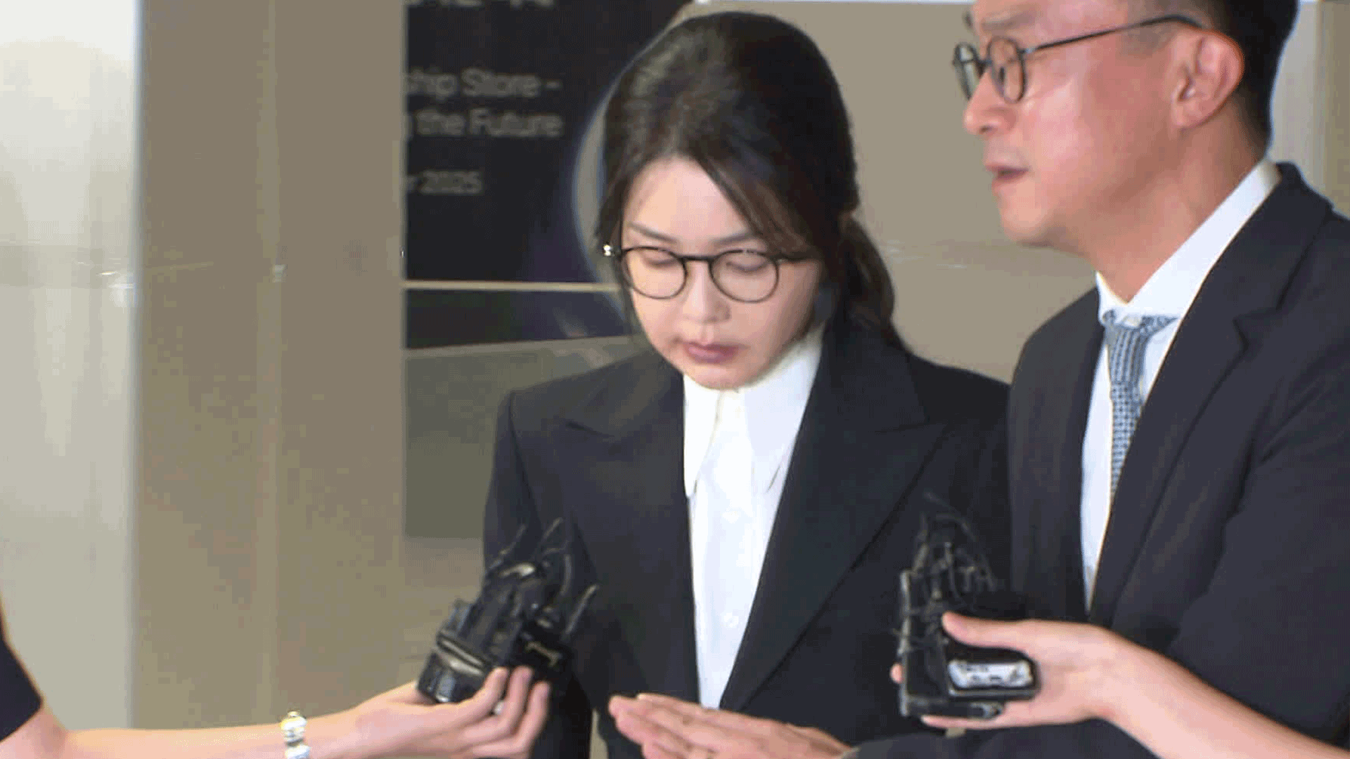 ‘목걸이는 어머니 환갑 선물?’…또 뒤집힌 김건희 해명