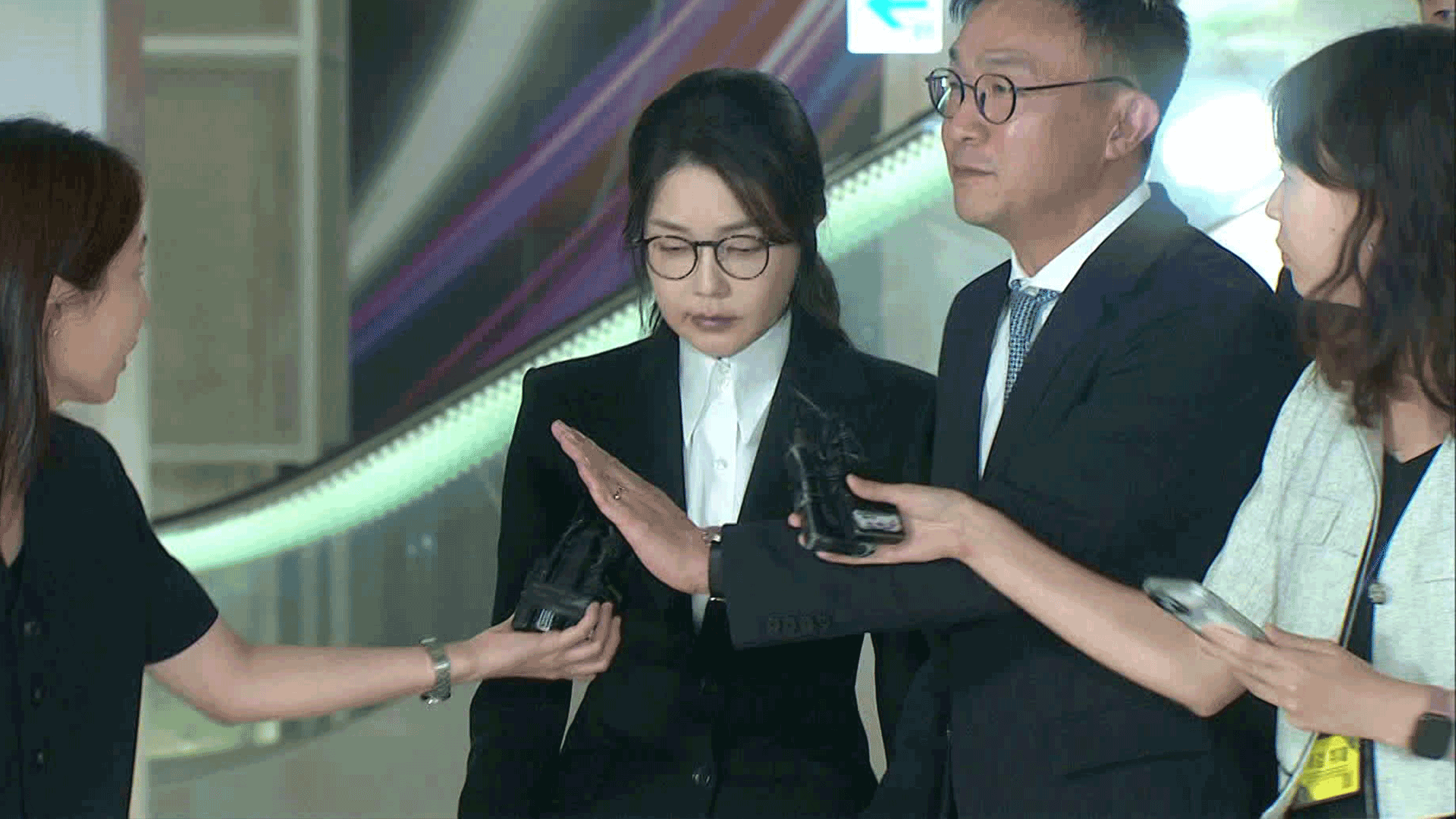 4시간 만에 끝난 구속후 첫조사…특검 “김건희 대부분 진술 거부”